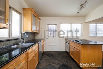 8572 Fireside Ave in San Diego, CA - Foto de edificio - Building Photo