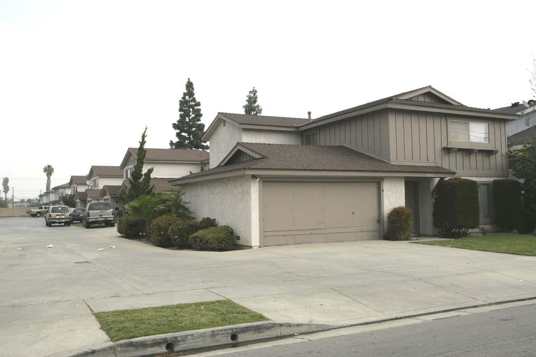 9301-9313 1/2 Cedar St in Bellflower, CA - Building Photo