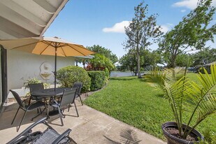 119 Club Dr in Palm Beach Gardens, FL - Building Photo