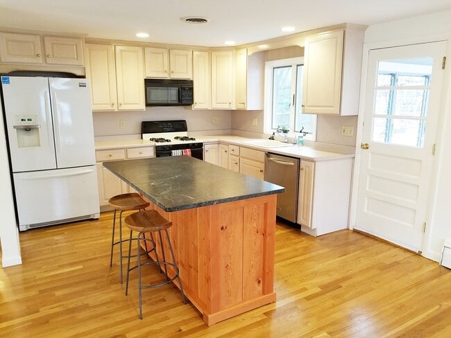 61 Cypress Rd in Milton, MA - Building Photo - Building Photo
