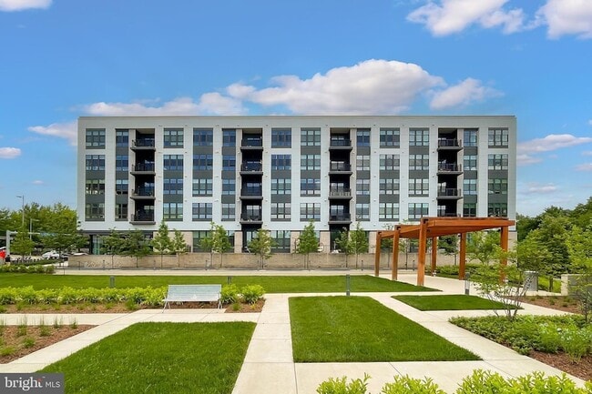 1761 Old Meadow Rd, Unit 121 in McLean, VA - Foto de edificio - Building Photo