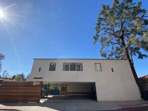 Hollywood Hills, tree lined street, perfec... in Los Angeles, CA - Foto de edificio - Building Photo