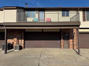 2346 London Bridge Dr in Rochester Hills, MI - Building Photo - Building Photo