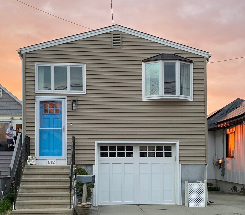 812 E Broadway in Milford, CT - Building Photo