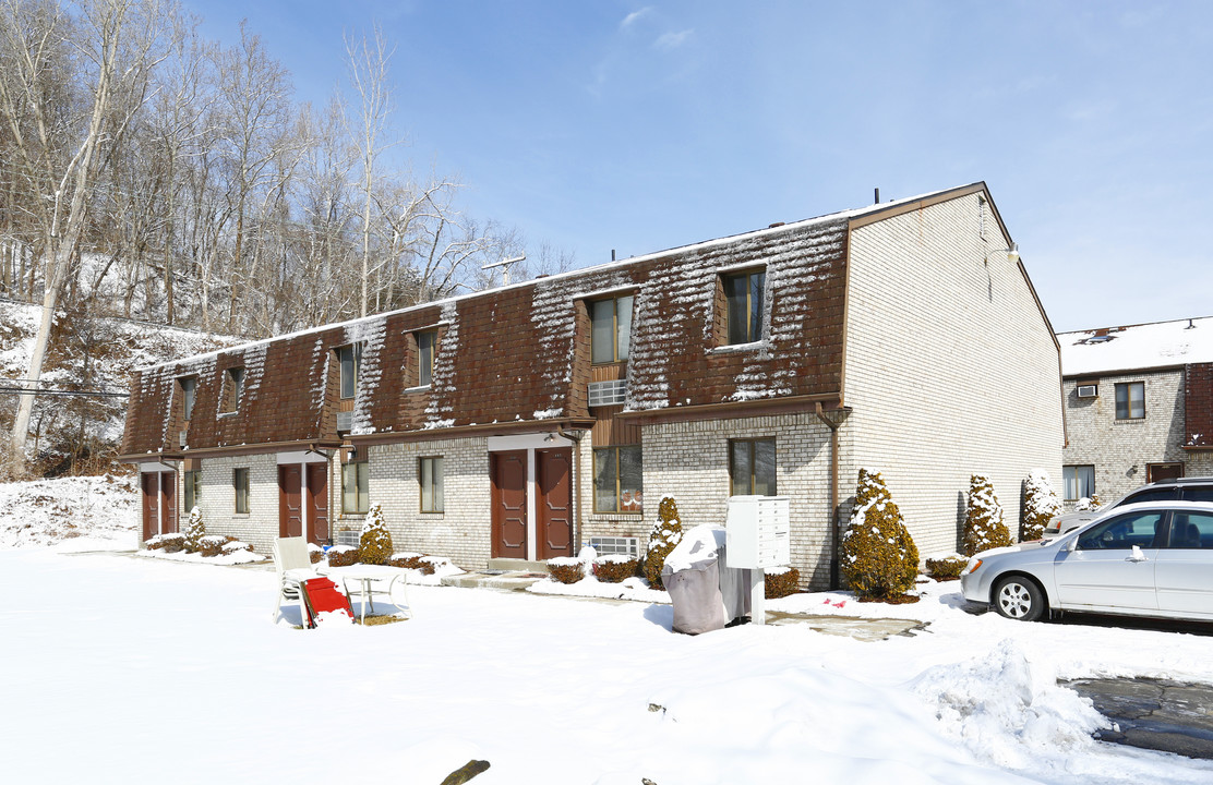 Kellywood Manor in New Kensington, PA - Building Photo