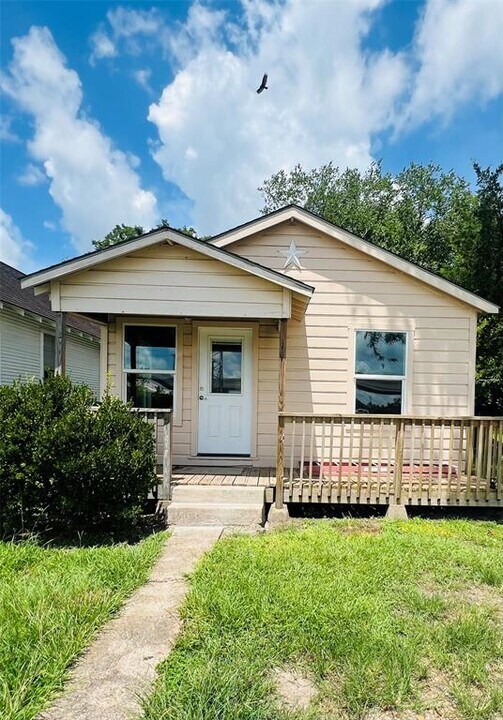 622 S Hancock St in Angleton, TX - Building Photo