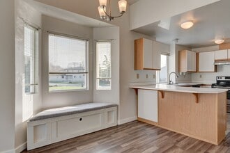 730 SE 8th Ave in Oak Harbor, WA - Building Photo - Building Photo