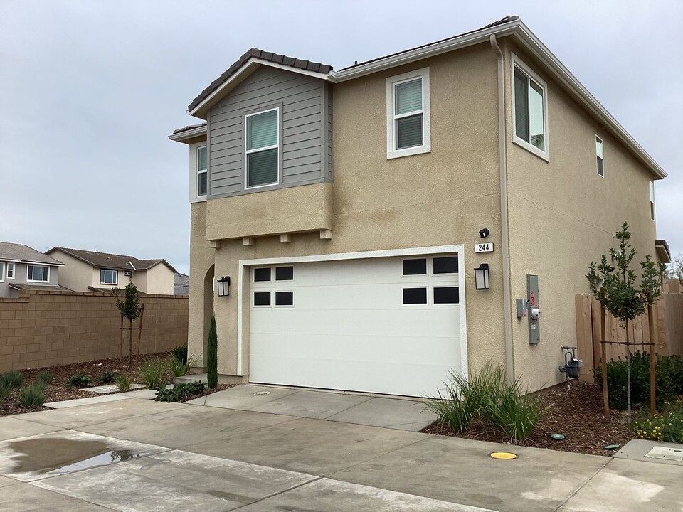 244 Arbor Dr S in Madera, CA - Foto de edificio