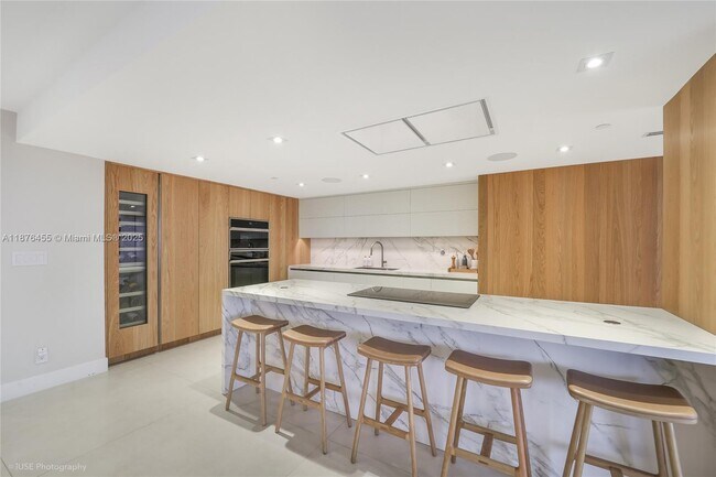 1581 Brickell Ave in Miami, FL - Building Photo - Building Photo
