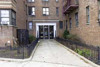 306 E Mosholu Pky in Bronx, NY - Foto de edificio - Building Photo