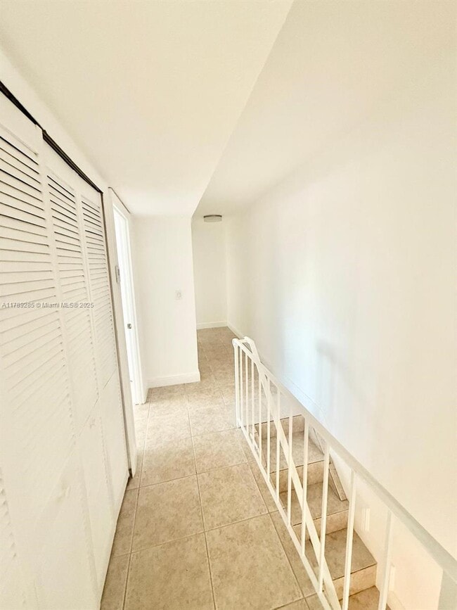 984 W 40th St in Hialeah, FL - Building Photo - Building Photo
