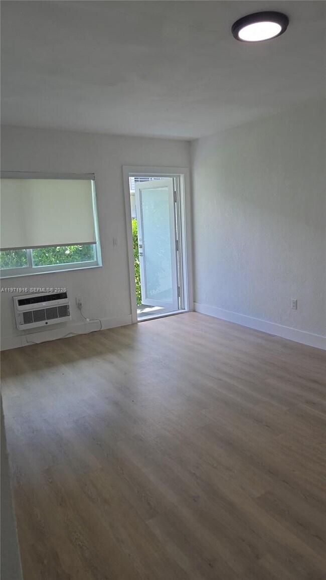 9270 E Bay Harbor Dr in Bay Harbor Islands, FL - Foto de edificio - Building Photo