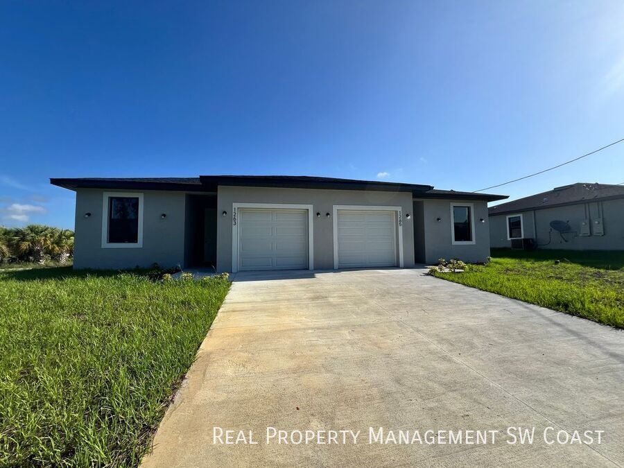 1263 Hillcrest St E in Lehigh Acres, FL - Building Photo