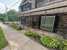 136 S 10th St in Williamsburg, KY - Building Photo