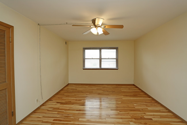 Mecherle Apartments in Bloomington, IL - Building Photo - Interior Photo