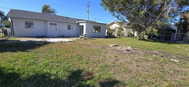 6974 Spinnaker Blvd in Englewood, FL - Building Photo - Building Photo