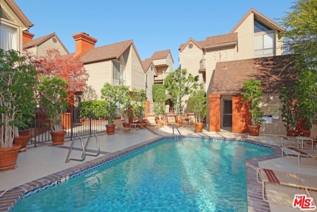 835 S Lucerne Blvd-Unit -101 in Los Angeles, CA - Building Photo