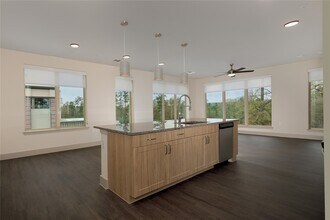 8900 Six Pines Dr in Shenandoah, TX - Foto de edificio - Building Photo