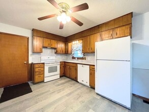 908 E 31st Ave in Hutchinson, KS - Building Photo - Building Photo