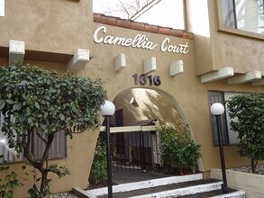 Near Everything, All Amenities!  1616 Q Street, Camellia Court Apartments in Sacramento, CA - Foto de edificio - Interior Photo