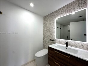 701 Brickell Key Blvd, Unit 507 in Miami, FL - Building Photo - Building Photo