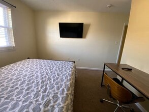 7416 Rhondda Dr in Lorton, VA - Building Photo - Building Photo