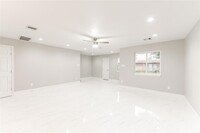 5763 Easthampton Dr in Houston, TX - Building Photo - Building Photo