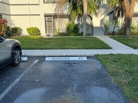 161 Lakeview Dr in Weston, FL - Building Photo