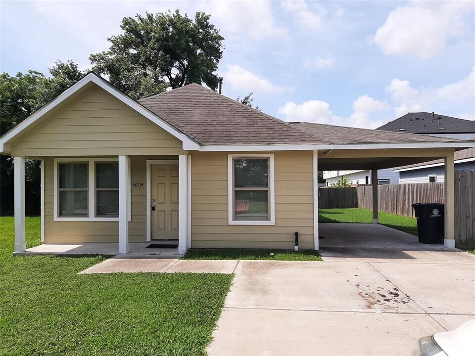 4604 Davenport St in Houston, TX - Building Photo