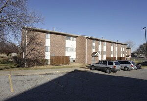 Garden Apartments in Lincoln, NE - Building Photo