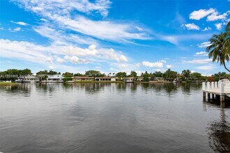 1881 Middle River Dr in Fort Lauderdale, FL - Foto de edificio - Building Photo