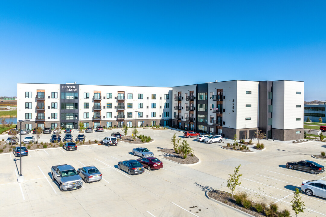 Center Stage in Waukee, IA - Foto de edificio