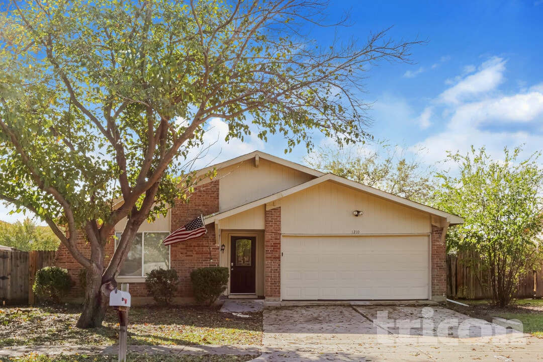1210 Green Hill Dr in Arlington, TX - Building Photo