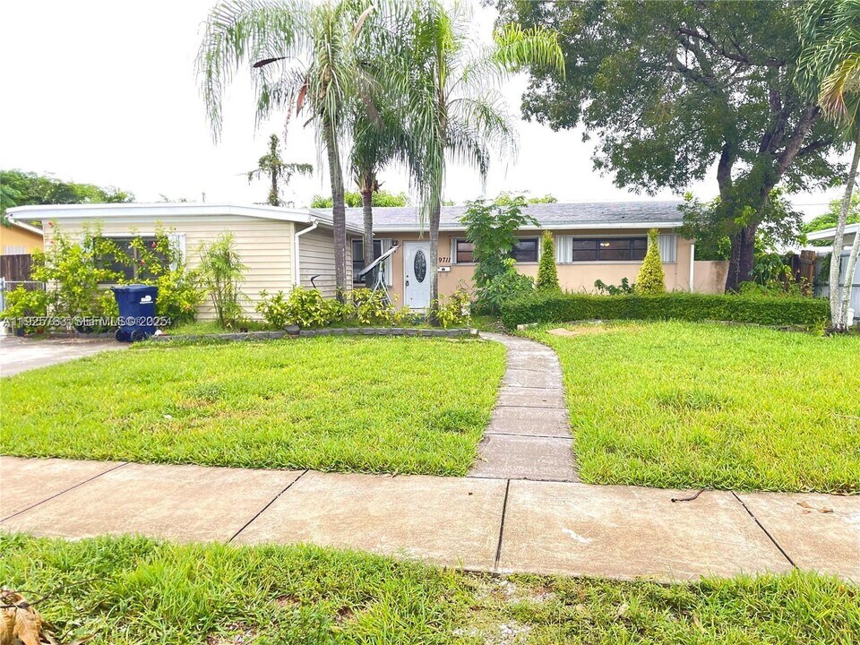 9711 Caribbean Blvd in Cutler Bay, FL - Building Photo