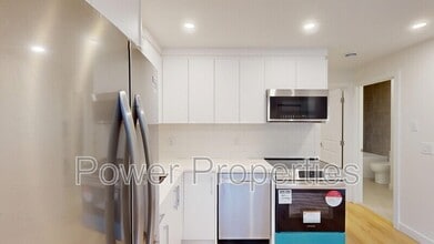 2004 33 St SW in Calgary, AB - Building Photo - Building Photo