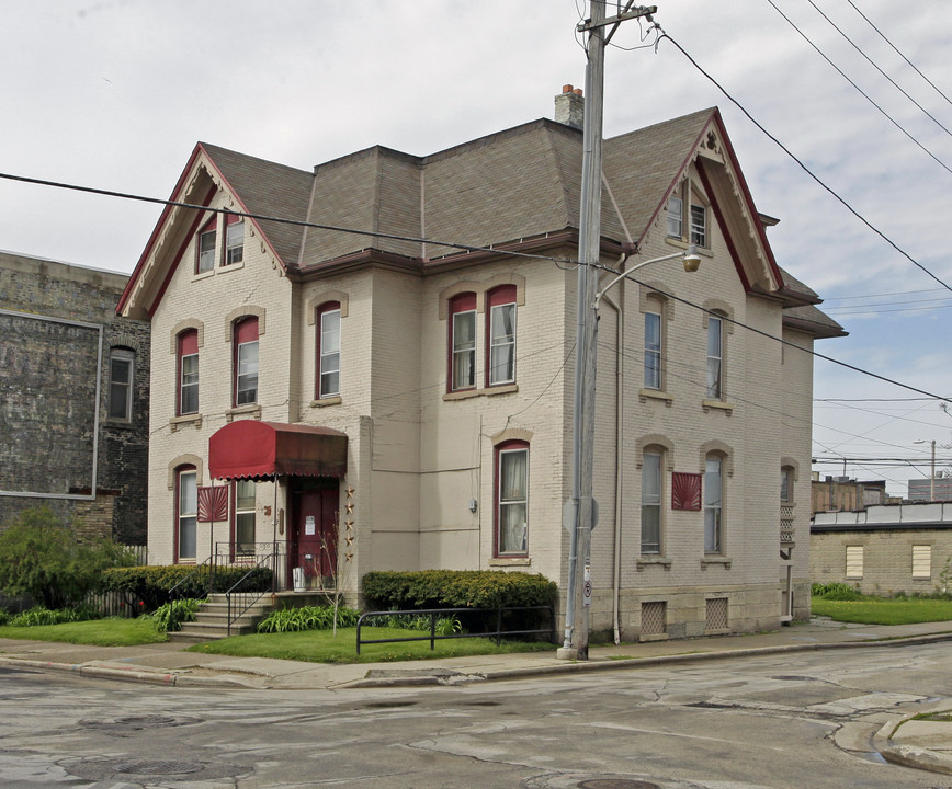 703 S 5th St in Milwaukee, WI - Building Photo