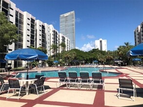 16919 N Bay Rd in Sunny Isles Beach, FL - Foto de edificio - Building Photo