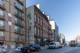 154 Broadway in Brooklyn, NY - Foto de edificio - Building Photo