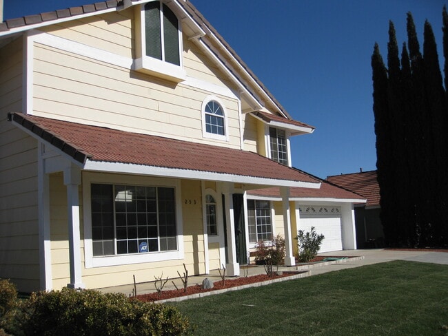 253 E Avenue R2 in Palmdale, CA - Foto de edificio - Building Photo