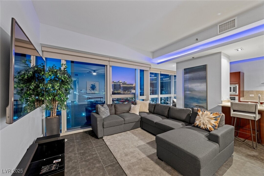 4471 Dean Martin Dr in Las Vegas, NV - Building Photo