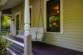 12 Spring St in Woodbury, CT - Foto de edificio - Building Photo