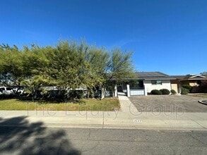 1522 W Monte Vista Ave in Visalia, CA - Building Photo - Building Photo