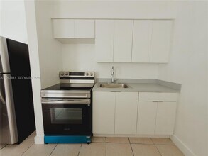 1999 N Glades Dr in North Miami Beach, FL - Building Photo - Building Photo