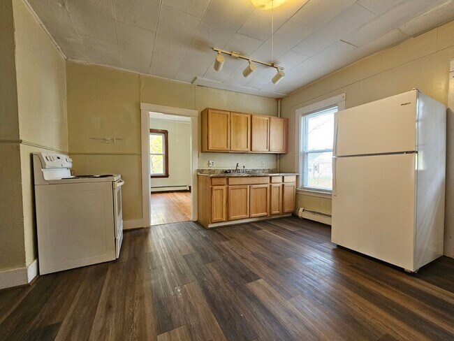 13 Grove St, Unit C in Springvale, ME - Foto de edificio - Building Photo