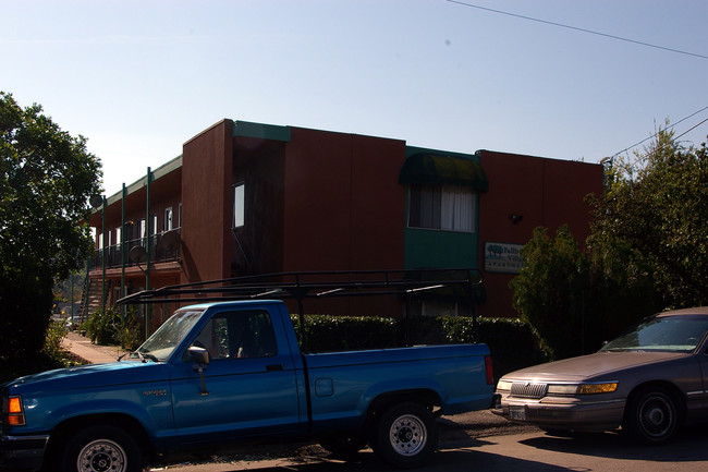 713 E Elder St in Fallbrook, CA - Foto de edificio - Building Photo