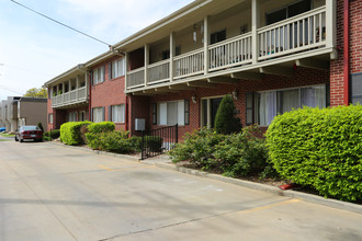 Ashton Court Apartments in Kansas City, MO - Foto de edificio - Building Photo