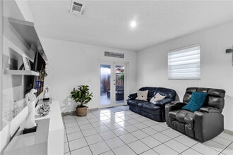 980 W 43rd Pl in Hialeah, FL - Building Photo - Building Photo