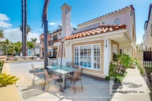 118 18th St in Huntington Beach, CA - Building Photo