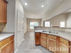 1012 Levista Dr in Locust Grove, GA - Foto de edificio - Building Photo