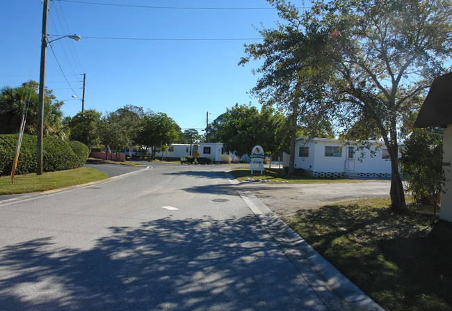 Venetian Mobile Home Court in St. Petersburg, FL - Foto de edificio - Building Photo